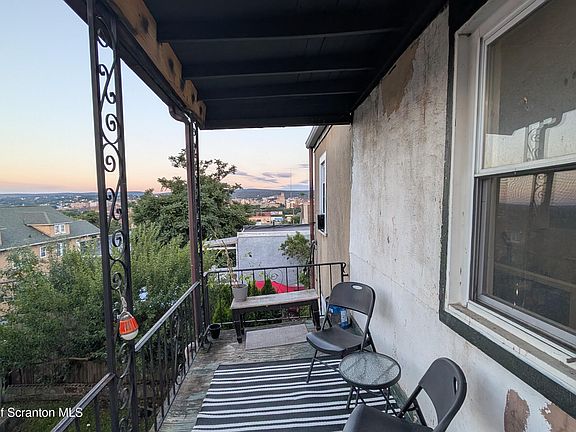 3rd image of 914 W Lackawanna Ave APT 6