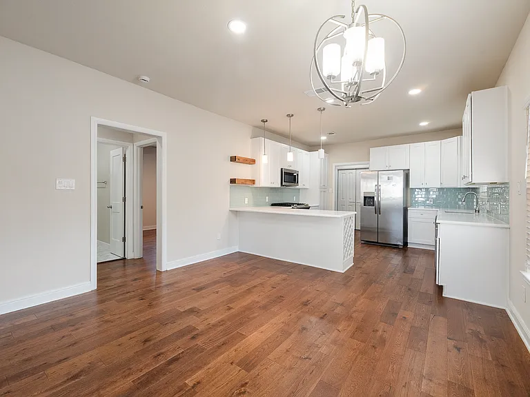807 Hollywood Ave — Photo 11