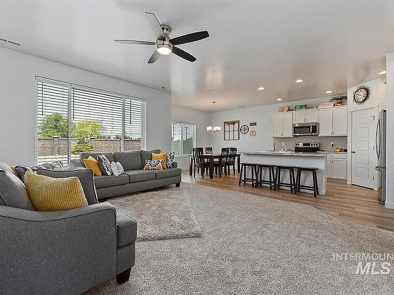 2934 W Silver Riv — Photo 4
