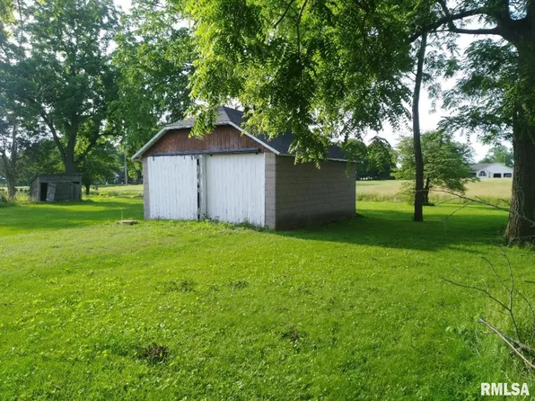 111 N Pearl St, Modesto, IL 62667