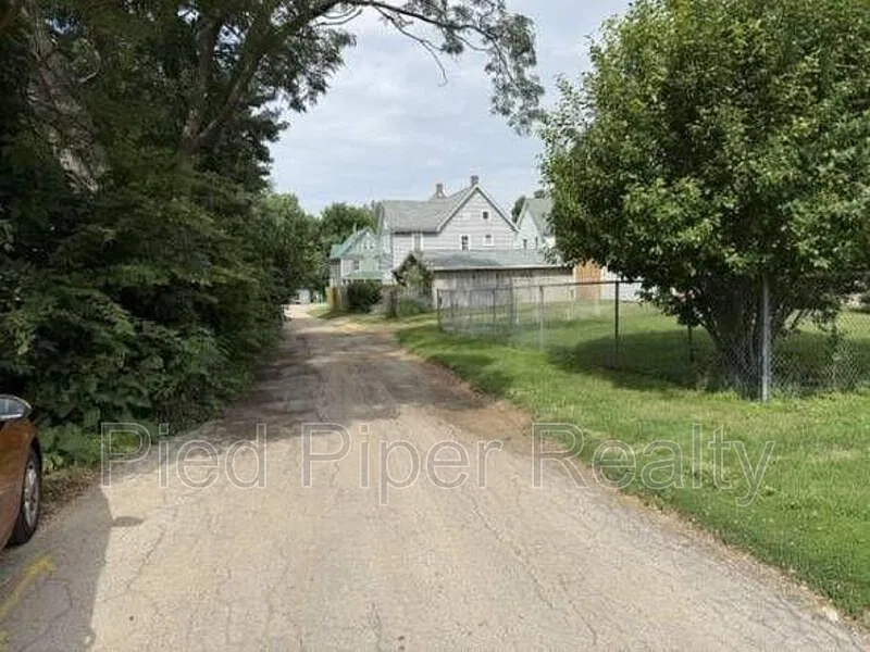 3 bed, 1.5 bath, 1207 sqft, $1,395 — Photo 3