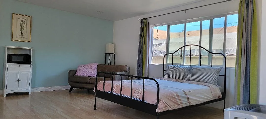 Studio, 625 sqft, $2,200 — Photo 2