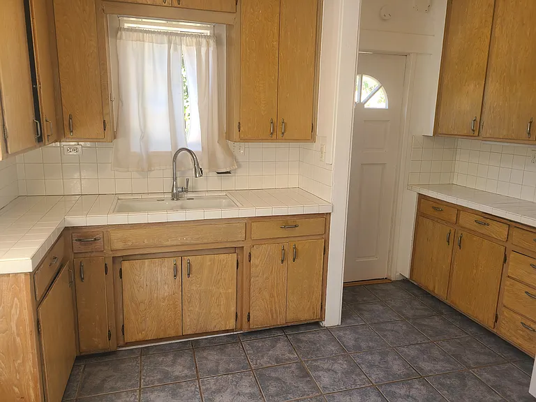 1618 Meade Ave — Photo 10