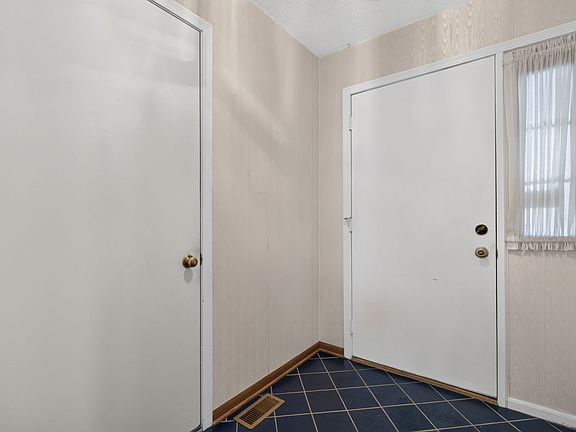 4th image of 914 Shagbark Rd