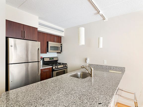 5th image of 555 W 23rd St APT N9q