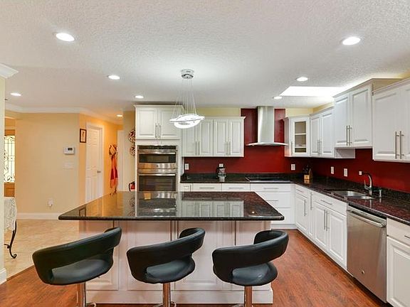 4th image of 870 E Wildmere Ave