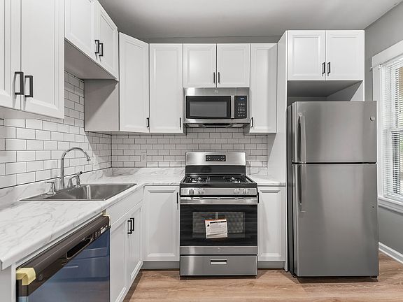 3rd image of 211 Grotto St N #4