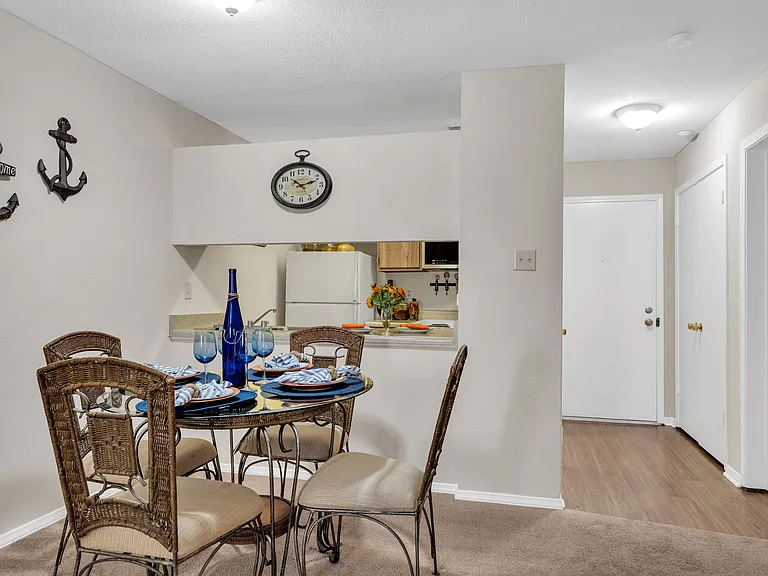 Sunlake Apartments — Photo 27