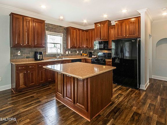 4th image of 741 Alexis Ln