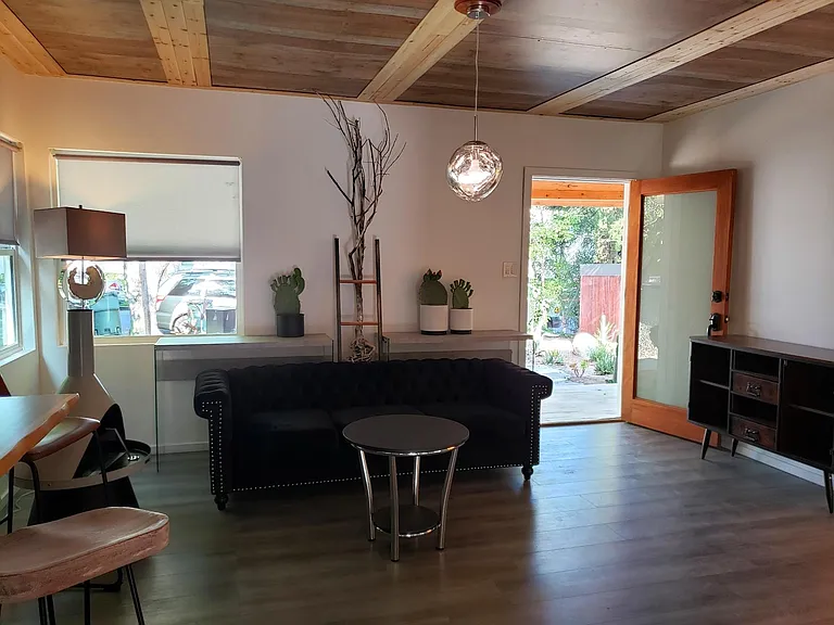 261 N Oak Ave — Photo 8