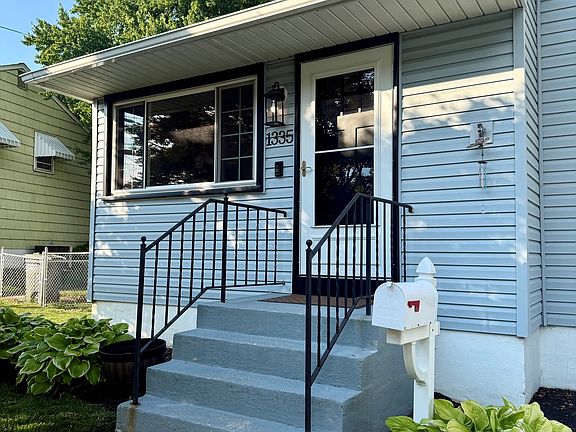 3rd image of 1335 Greenleaf Rd