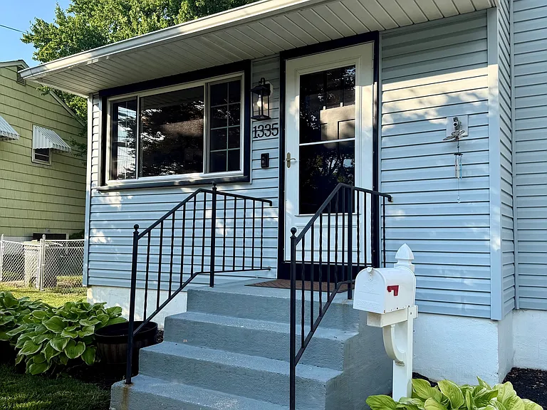 1335 Greenleaf Rd — Photo 3