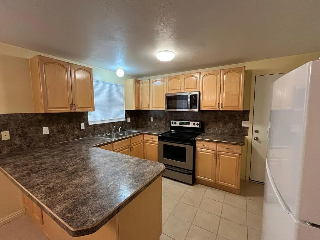 529 Highland Blvd — Photo 3