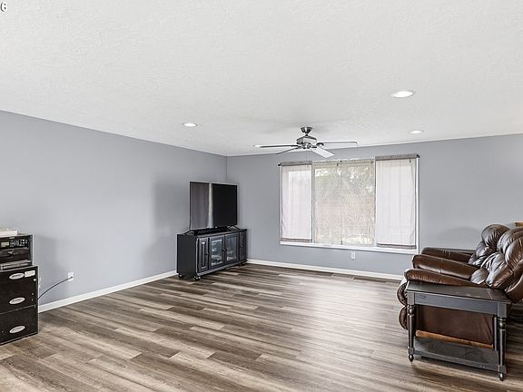 3rd image of 818 Chehalis Pl N