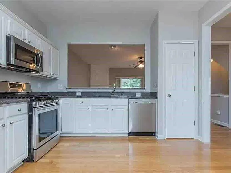 1108 Thornborough Dr — Photo 6
