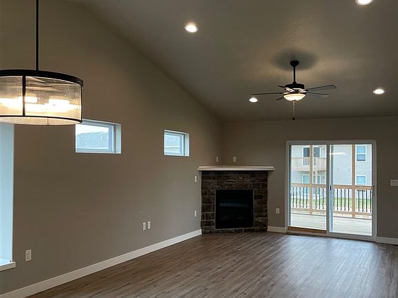 5th image of 412 Elizabeth Ln