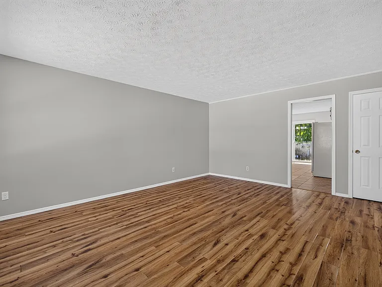 1339 S Hickory Grove Ln — Photo 2