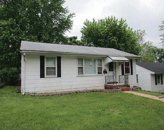 3rd image of 9425 Romaine Ave