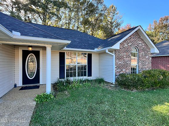 5th image of 529 Eaglewood Dr