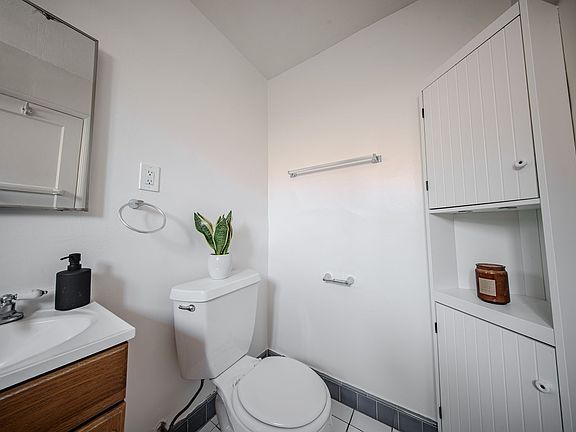 5th image of 2919-2925 E Theresa St #2925-2