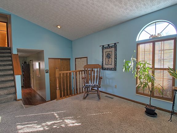 5th image of 574 Green Meadows Dr W