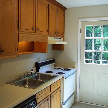 4th image of 136 Maple St S APT 1