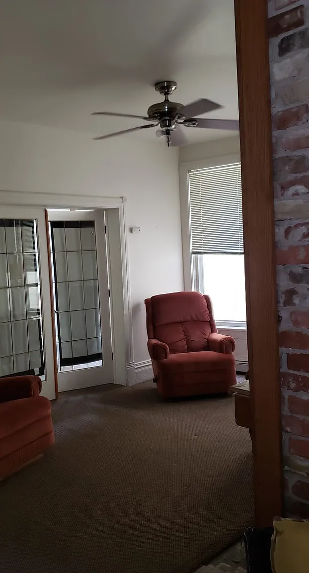 6 bed, 2400 sqft, $2,550 — Photo 3