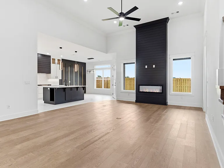 421 Hedge Dr — Photo 3