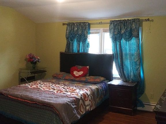 5th image of 176 Elmwood St