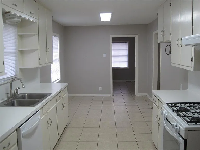 1124 Lawrence St — Photo 7