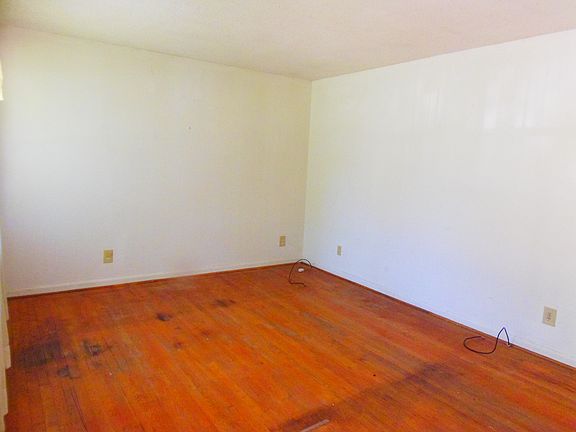 2nd image of 4304 King Arthur Pl