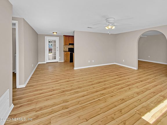 3rd image of 2822 COMMANCHE Avenue