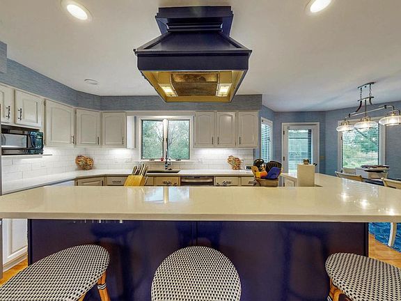 4th image of 425 Newman COURT