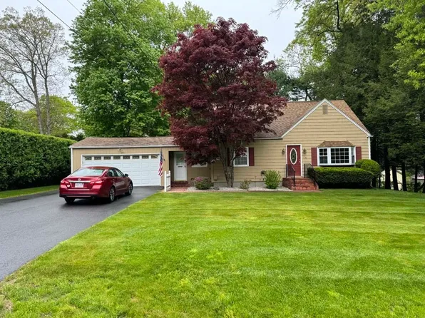 24 Linwood Dr, Wilbraham, MA 01095