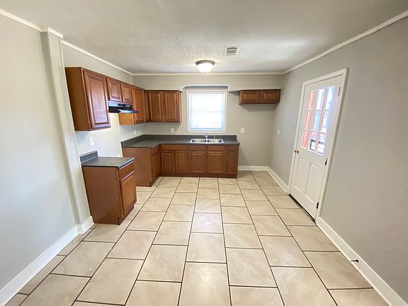 3rd image of 905 E Mallory Ave