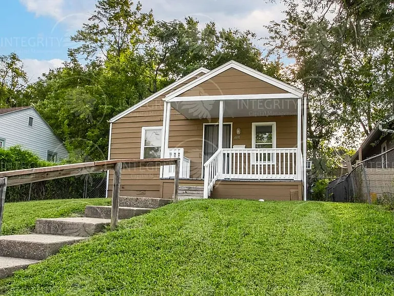 4411 S Benton Ave — Photo 3