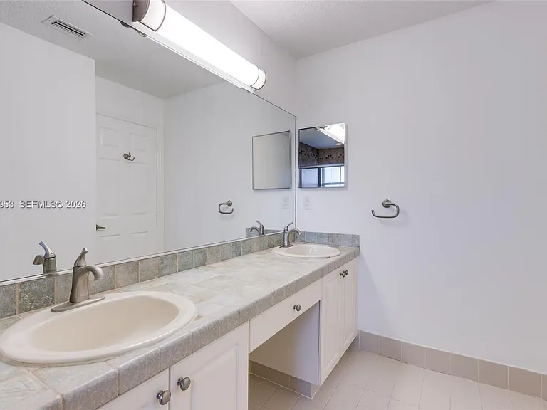 1540 N Trafalgar Cir — Photo 23