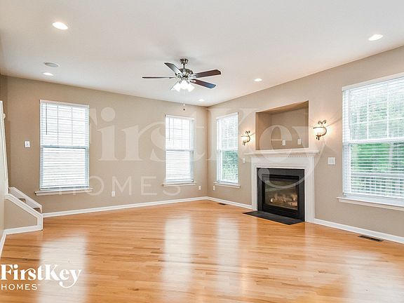 3rd image of 104 Jamestown Oaks Dr