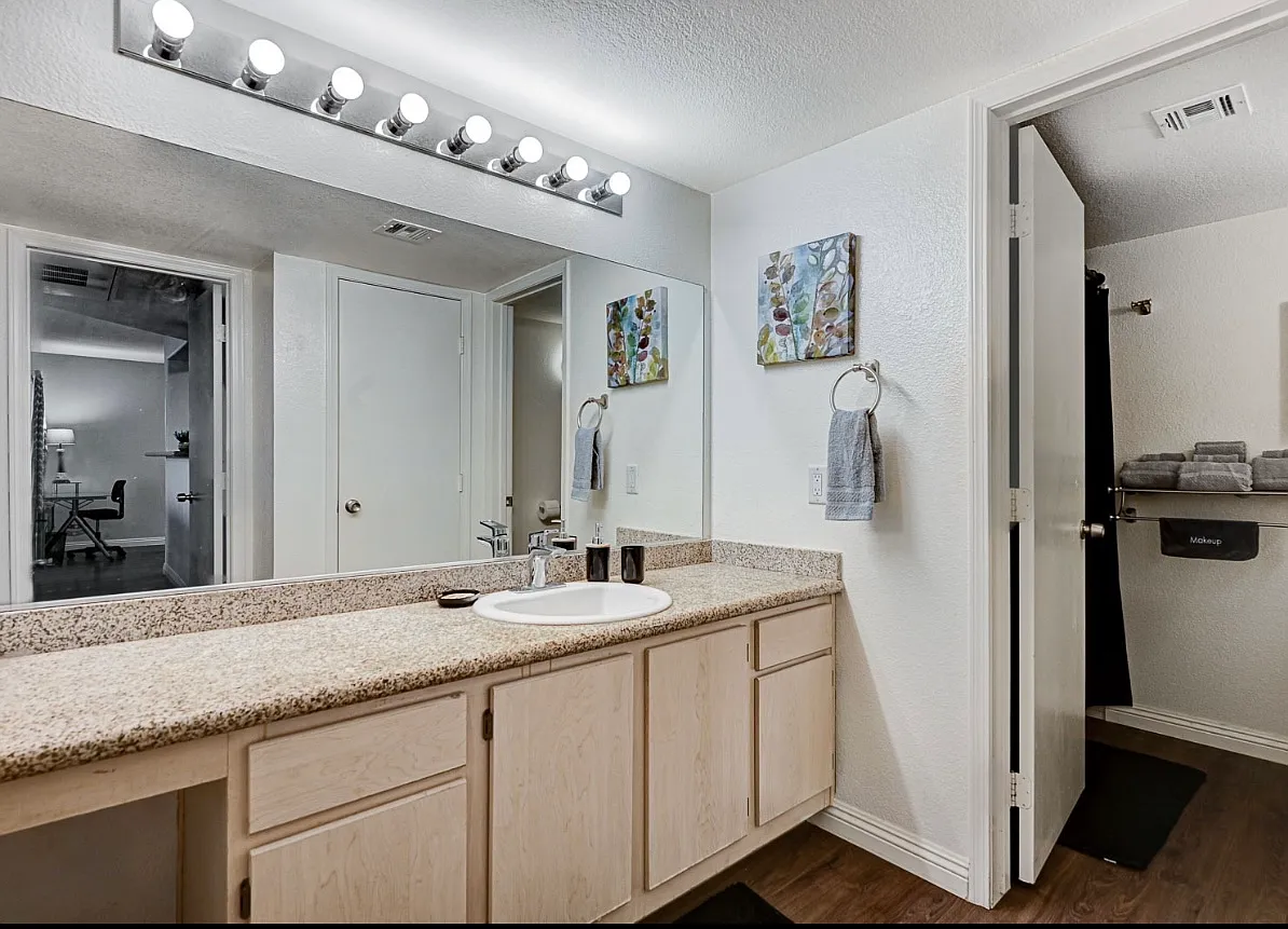 555 E Silverado Ranch Blvd — Photo 4