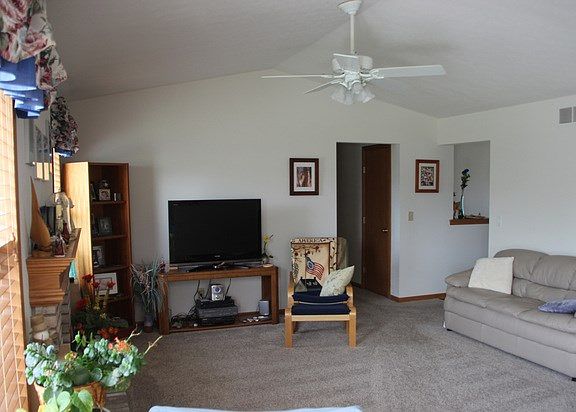3rd image of 164 Autumnwood Ln