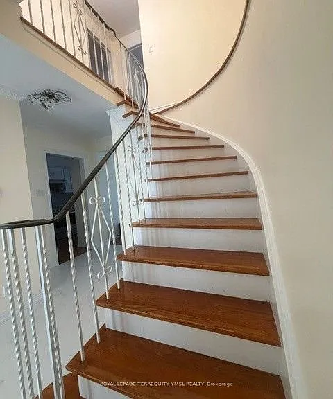 8 Farmstead Rd — Photo 12