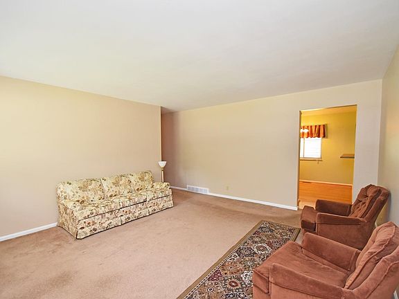 3rd image of 472 Palmerston Dr