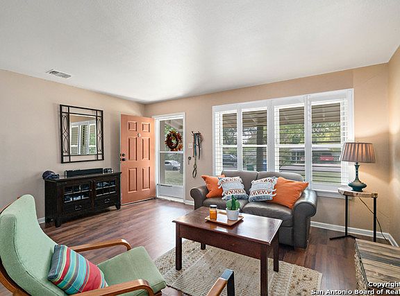 4th image of 627 Blakeley Dr