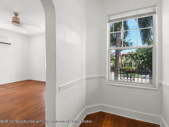 3rd image of 445 Brazilian Ave APT 14
