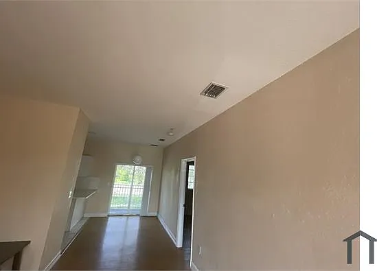 2711 NE 4th St #203 — Photo 8