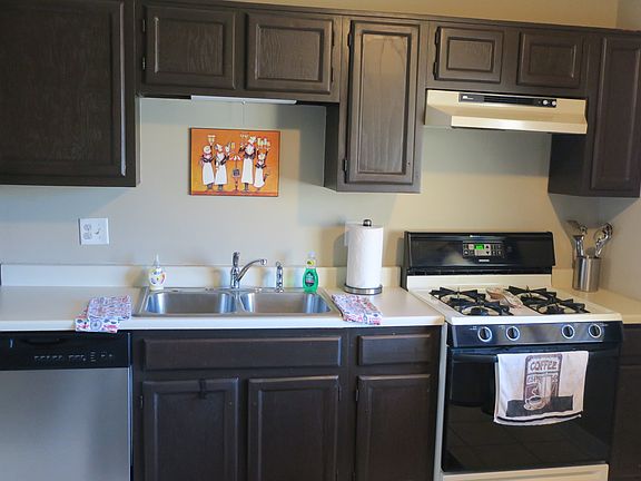2nd image of 2397 Goldfinch St