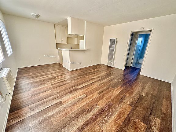 4th image of 11422 Califa St APT 2