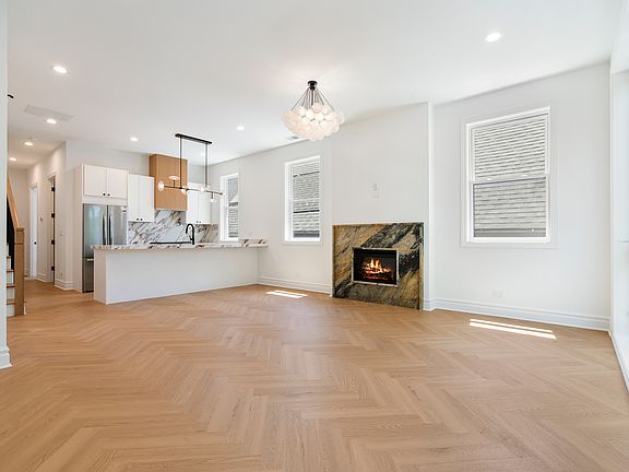 5th image of 3329 N Whipple St #3