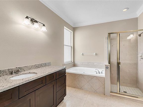 5th image of 248 Hunt St