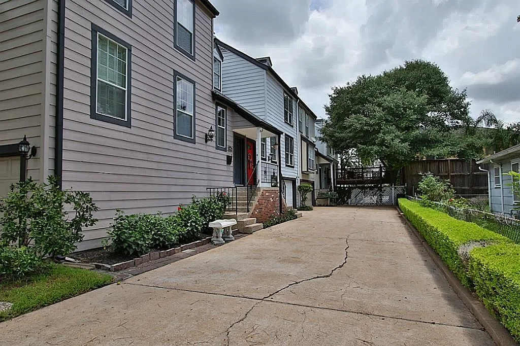 2 bed, 1.5 bath, 1212 sqft, $2,100 — Photo 2